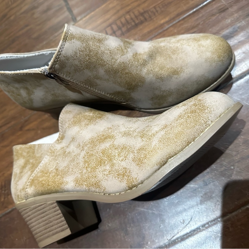 Stylish‎ Tan and Gold Ankle Boots with textured finish, and a block heel size 11